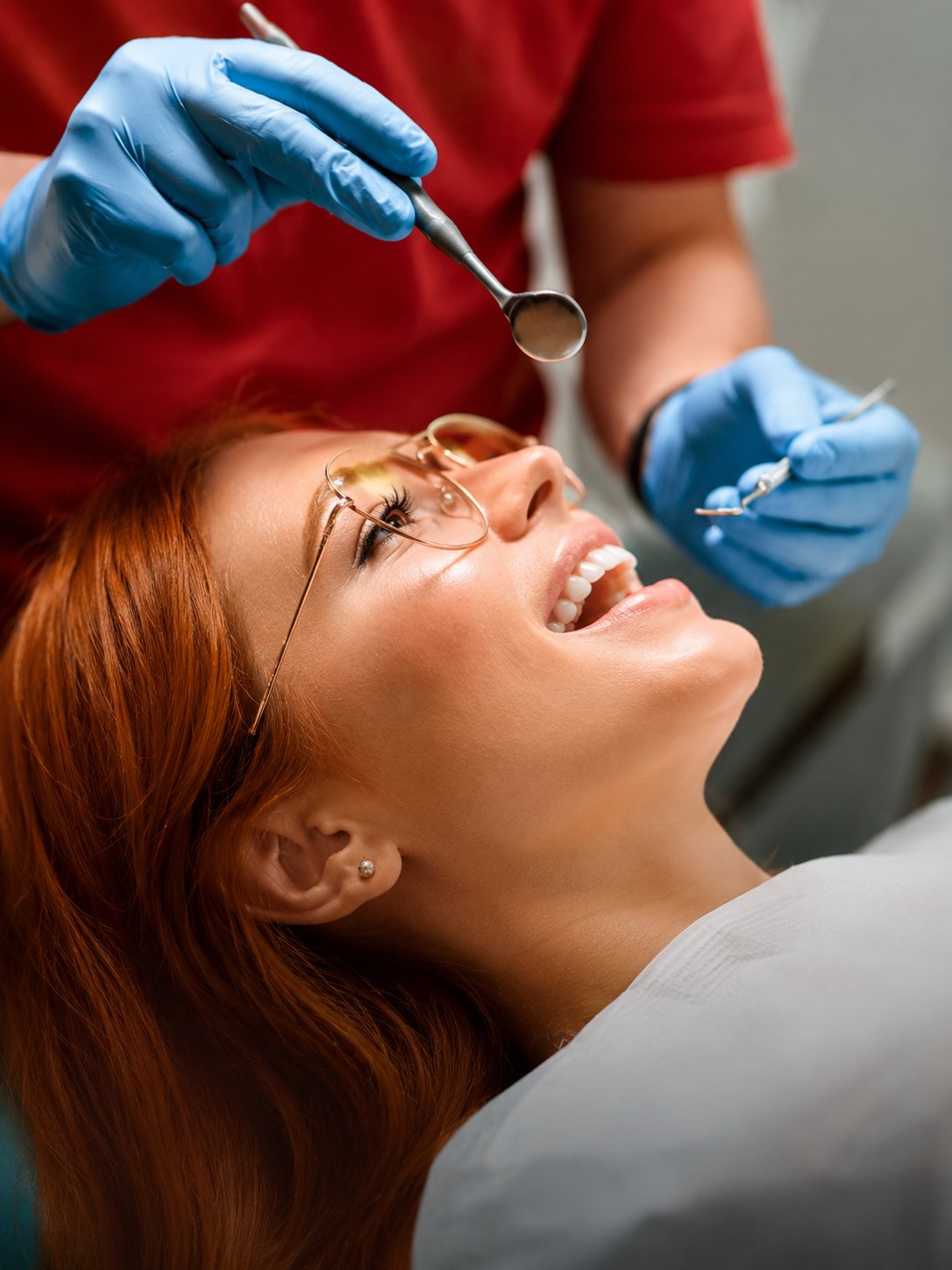 Paciente sendo atendida com cuidado na Odonto Excellence Colombo