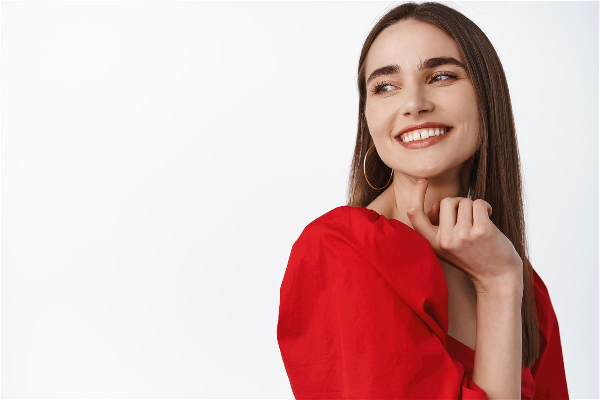 Mulher confiante sorrindo