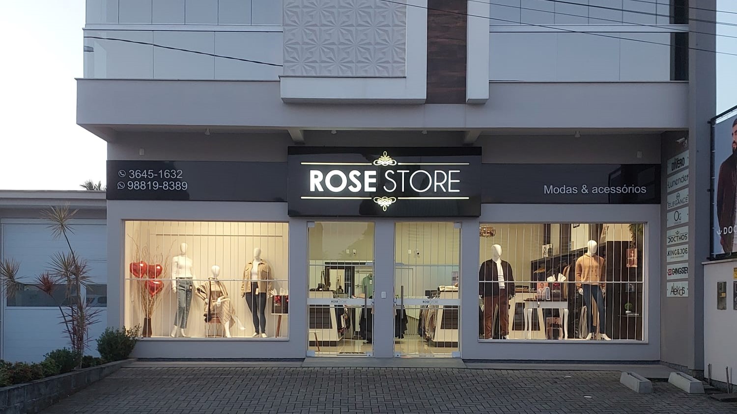 Fachada real da Rose Store no Centro de Armazém